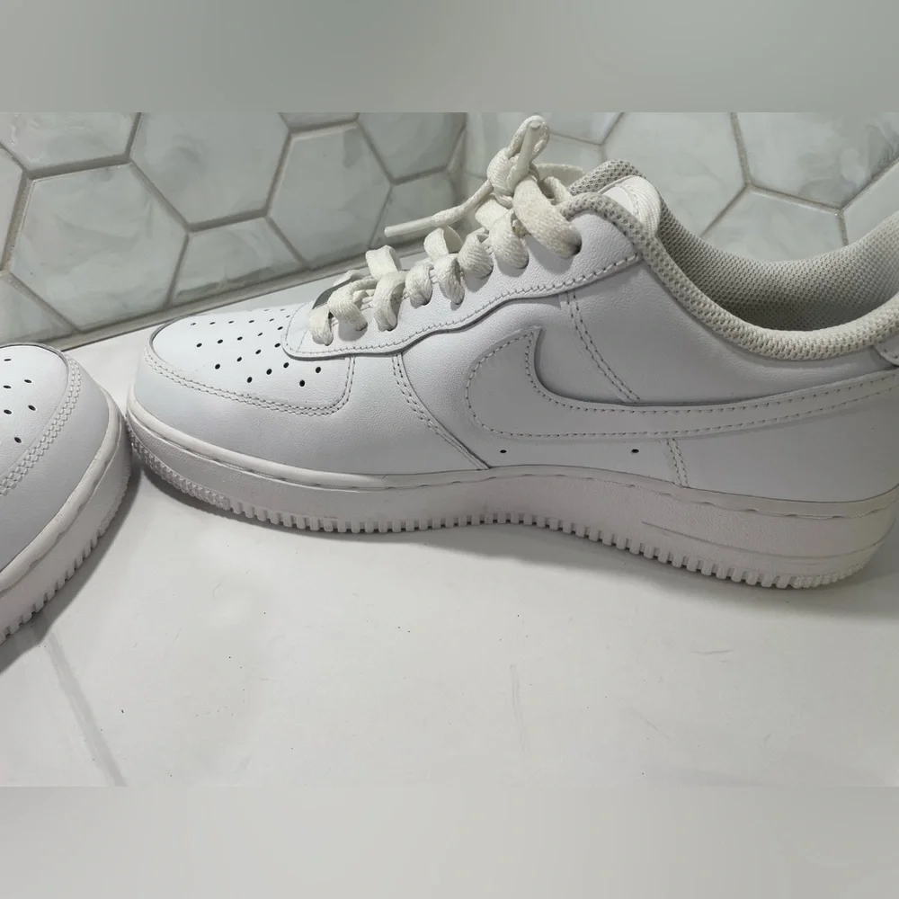 Nike Air Force 1 Low Sneakers Size 10 White Woman's DD8959-100 Great Shape